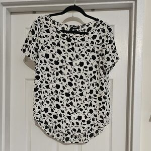 Premise Black And White Floral Short Sleeve Blouse Tunic Size Small